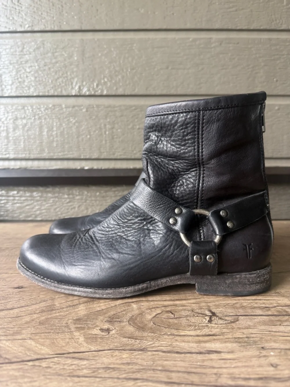 Frye Women’s Phillip Harnes ankle Black Leather Engineer Boot size 9 B